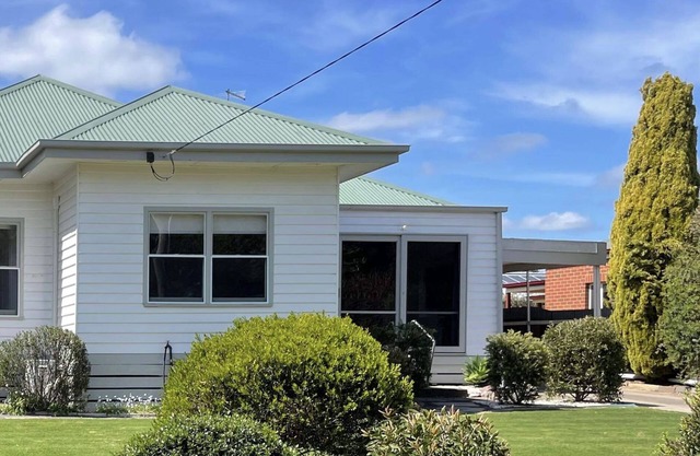 Central Murtoa Home with Lake view, family friendly.
