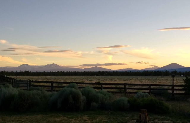 Central Oregon Escape - Mountain Views - Hot Tub - AC and Fireplace