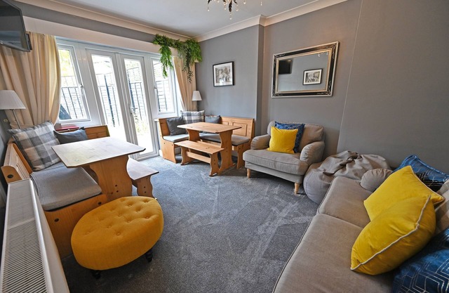 Central Townhouse Perfect For Get-Togethers Sleeps 10