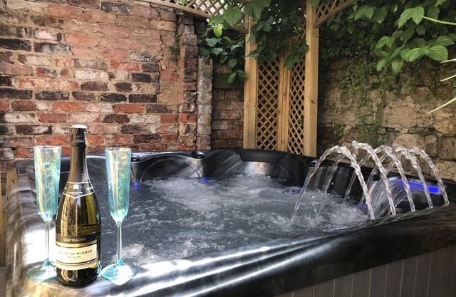 Central townhouse with hot tub jacuzzi bath and 3D TV room