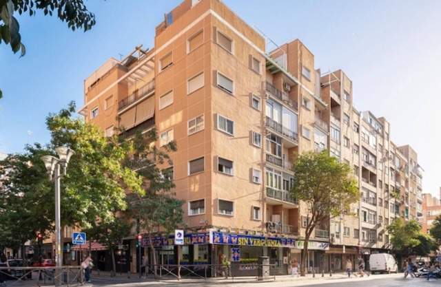 Centrally located family home in Granada