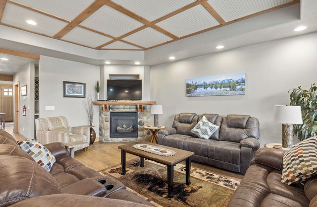 Centrally Located Luxury Home right on Rock Creek perfect for Large Groups