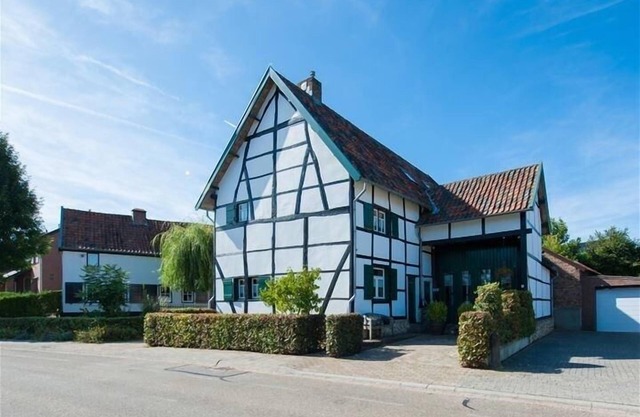 Centrally located half-timbered farmhouse in the South Limburg hills