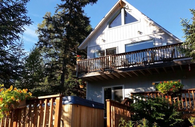 Centrally Located Private Chalet with amazing views! Bonus: Hot Tub