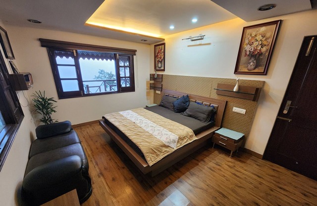 Centrally-located Rustic Villa in the woods. (900 meters from Mall road)