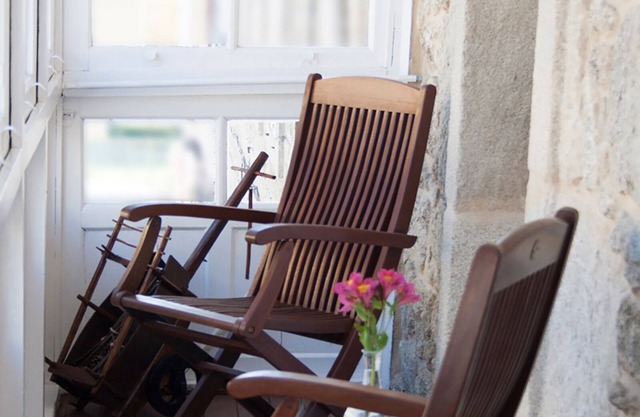 CENTRALLY LOCATED, SPACIOUS AND BRIGHT APARTMENT.