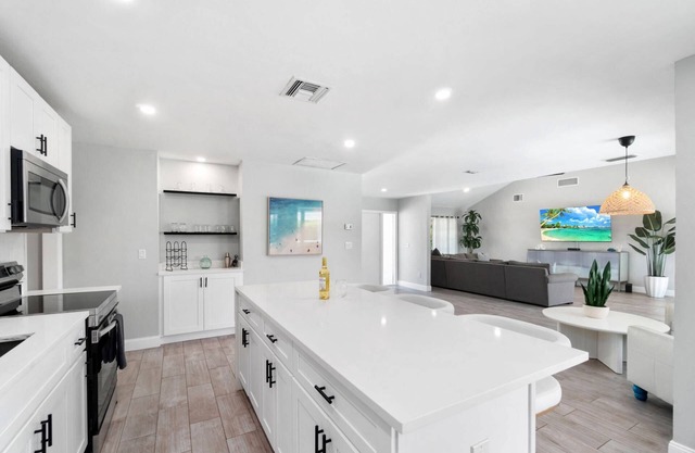 Centrally-Located, Beach Chic Getaway w/Private Pool, Beach Gear & WiFi
