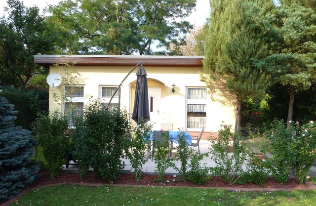 Centrally located vacation home in a garden with a parking space