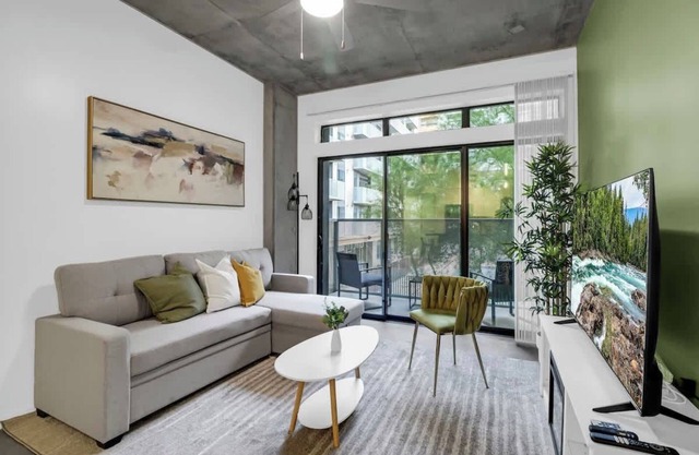 Centric 4BR In HEART of DTPHX Pool+Free Parking
