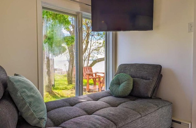 Chalet #2 Waterfront with Spa Fireplace Wifi & AC