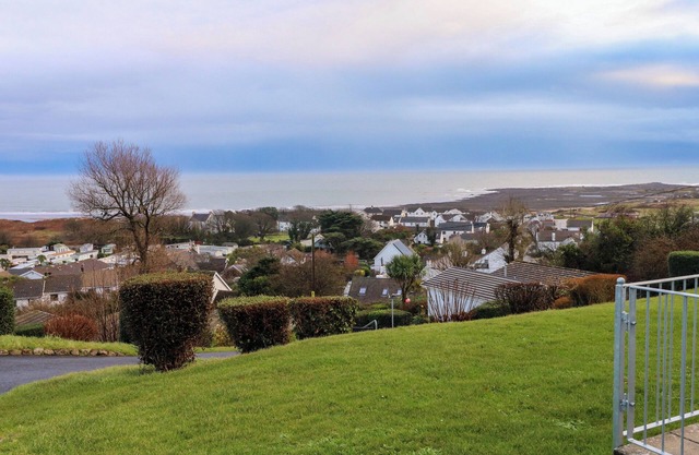 CHALET 27, pet friendly, country holiday cottage in Port Eynon