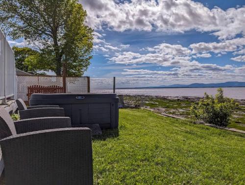 Chalet #8 Waterfront with Spa, Fireplace, Wifi and AC