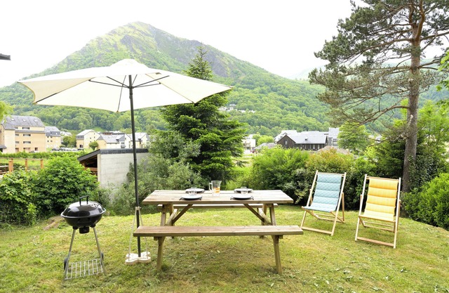 Chalet 'Appartement Les Isards' with Mountain View, Wi-Fi and Air Conditioning