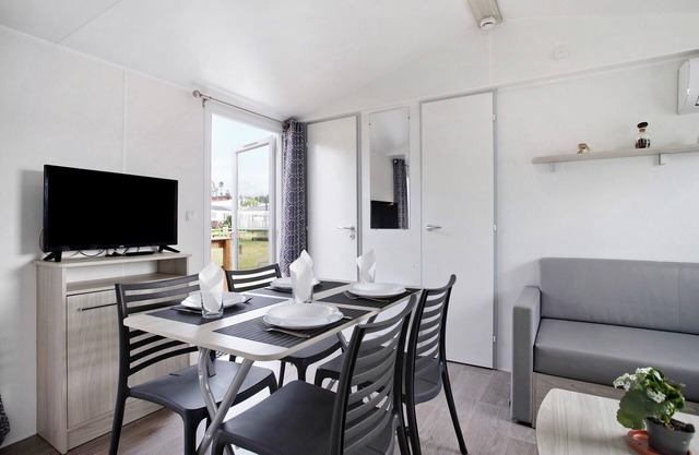 Chalet 'Bungalow T2 I - 15 Min From Nazaré' with Shared Pool, Private Terrace and Air Conditioning