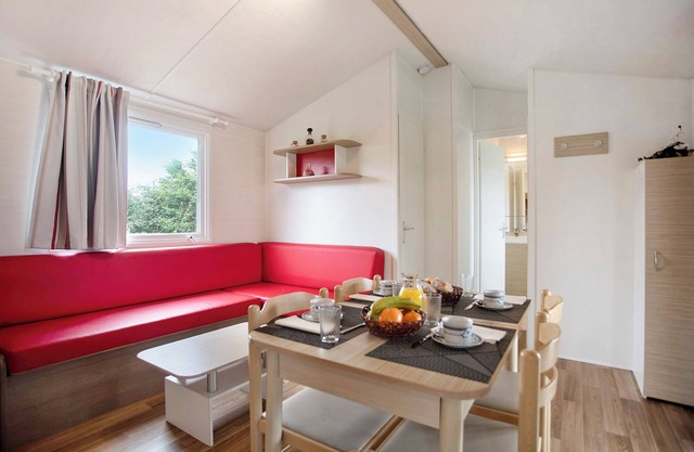 Chalet 'Bungalow T2 I I I - 15 Min Nazaré' with Shared Pool, Private Terrace and Air Conditioning