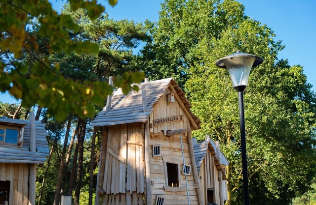 Chalet by Pond in Eindhoven Holiday Park