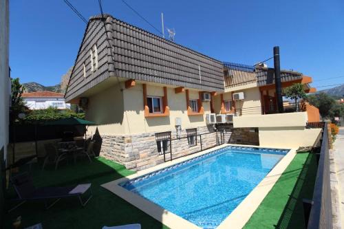 Chalet con piscina y barbacoa