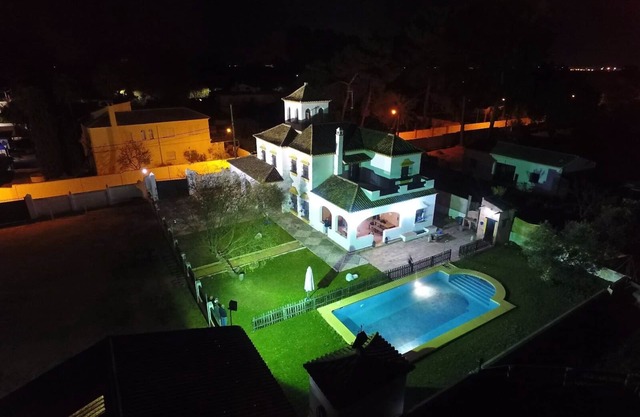 Chalet Cortijo ideal for families or groups with a pool 15 minutes from Seville