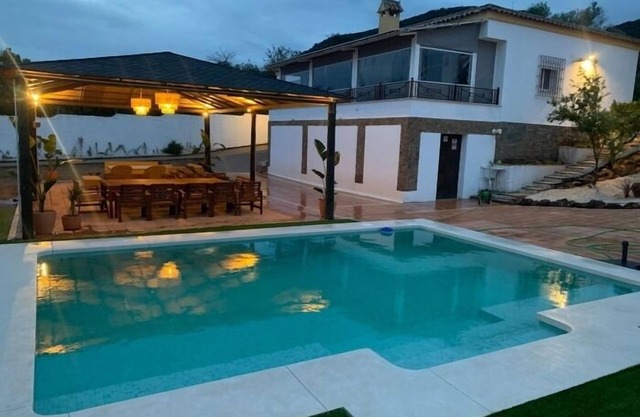 Chalet in Córdoba · 5 bedrooms · 12 beds · 4 baths