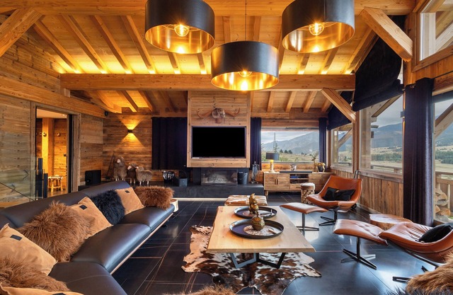 Chalet 'Isabella Lodge Pyrénées' with Lake View, Private Terrace and Wi-Fi
