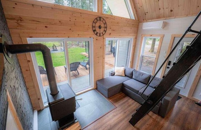 Chalet Le Bébé Falaise, waterfront!