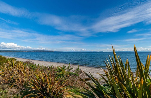 Chalet Mahuta - Five Mile Bay Holiday Home