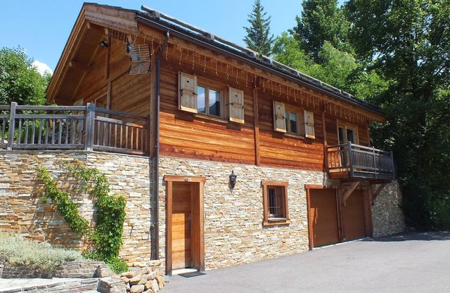Chalet 'Mélèze Plein Sud À 1174 M' with Mountain View, Private Terrace and Private Garden