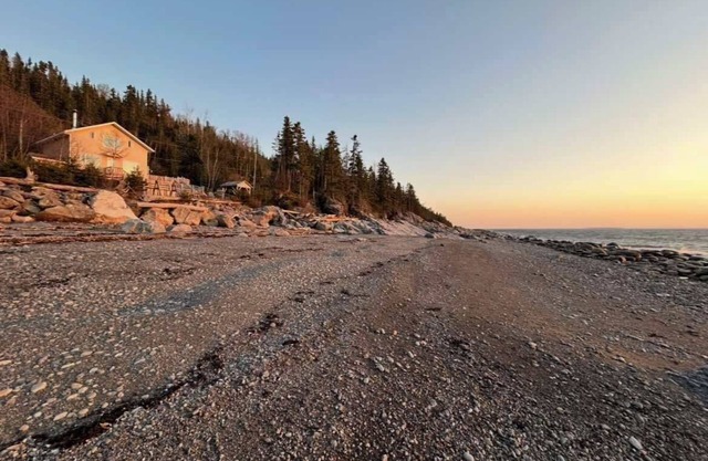 Chalet on a private beach on the St. Lawrence - quiet & breathtaking view