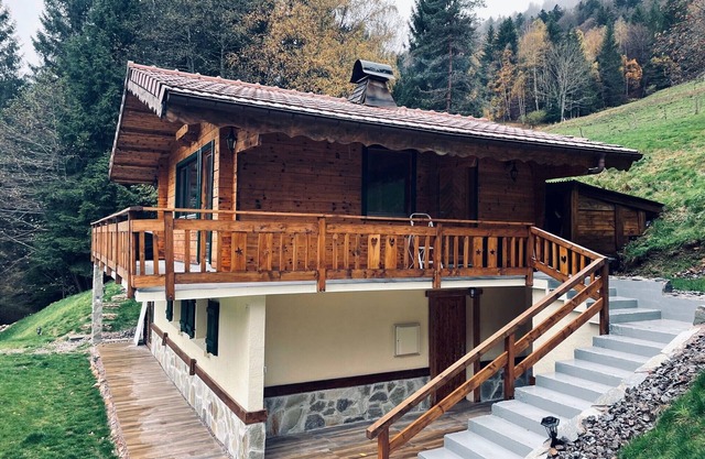 Chalet sleeps 4-5. Comfort & Rustic!