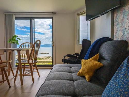 Chalet Studio #6 Waterfront with Spa Fireplace & Wifi