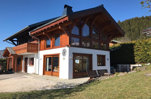 Chalet Uxello, Les Gets with hot tub & close to Les Folietts ski lift