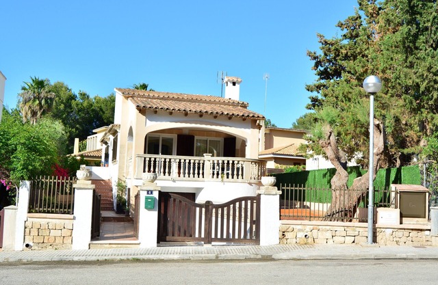Chalet with barbecue near the sea