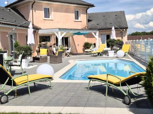 Chambre d'hôtes de charme avec piscine terrasse et vue sur les prairies