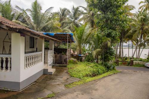 Chandrakant house River View Studio for 3 on Talpona