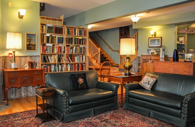 Chanterelle Inn & Cottages featuring Restaurant 100 KM