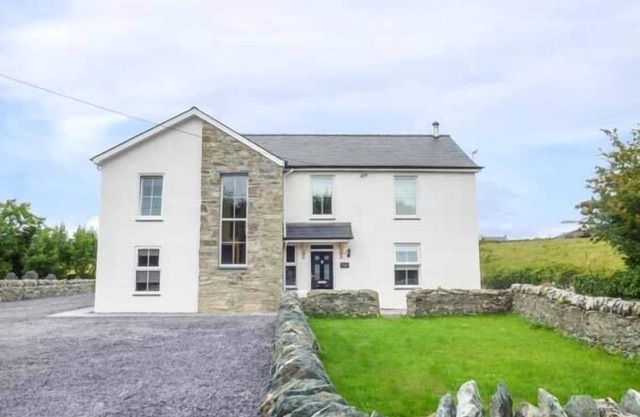 CHAPEL HOUSE, pet friendly, character holiday cottage in Llanddeusant