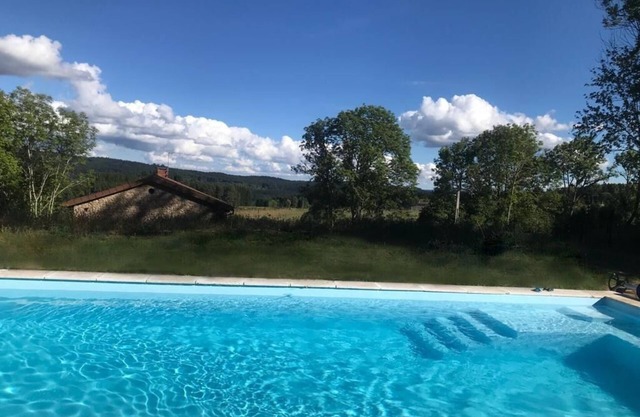Character house with swimming pool in the heart of the Auvergne regional park.