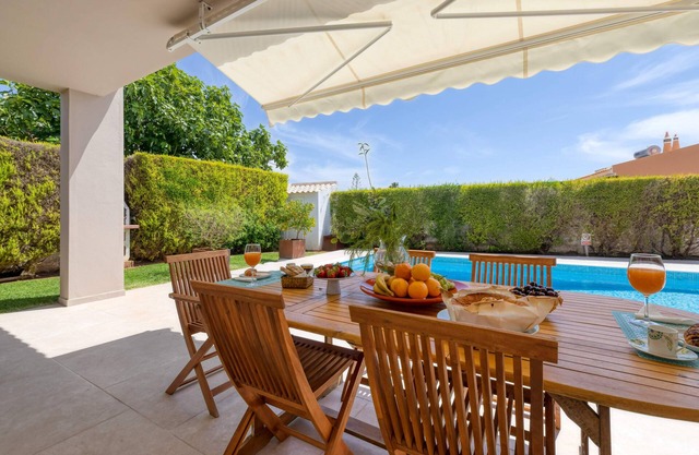 Character house with private pool ideally situated - Alvor