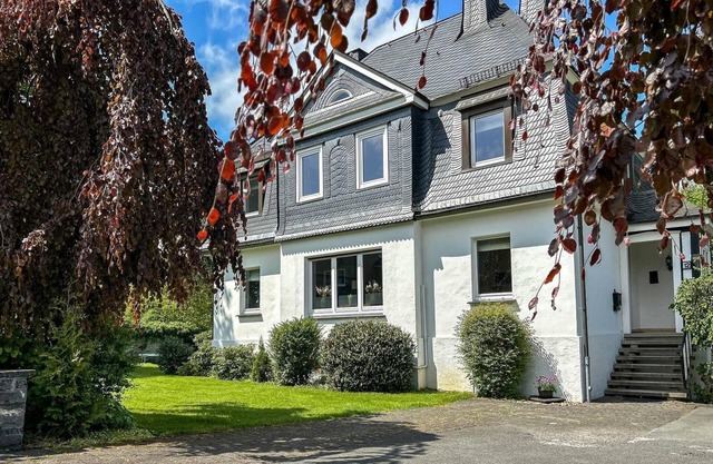 Characteristic and cozy vacation home with hot tub, near Winterberg