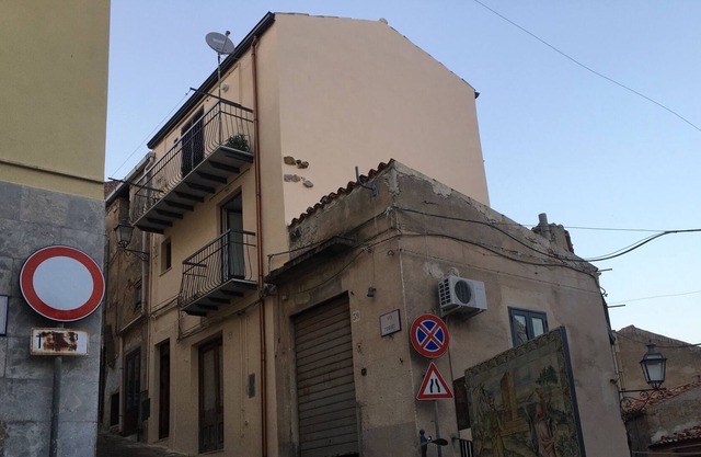 CHARACTERISTIC HOUSE IN THE HILLS ON TWO LEVELS COMPLETELY RENOVATED