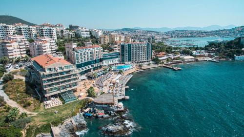 Charisma De Luxe Hotel