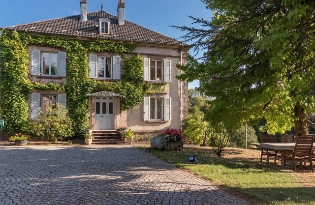 Charming house with private pond and covered pool
