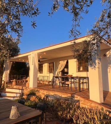 Charmante casita met veranda en zwembad op een kleinschalige olijf Finca