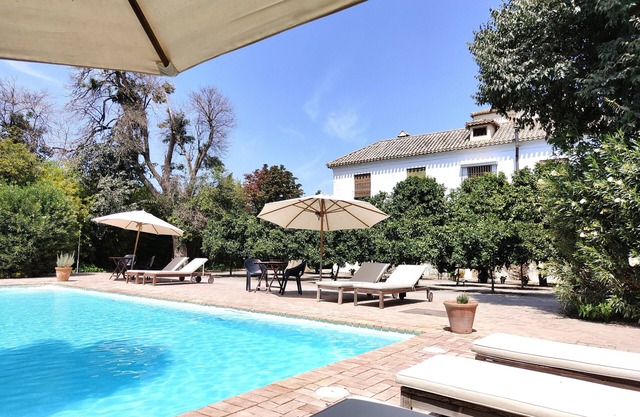 Charming rural house with swimming pool 3 km from the city of Granada. parking