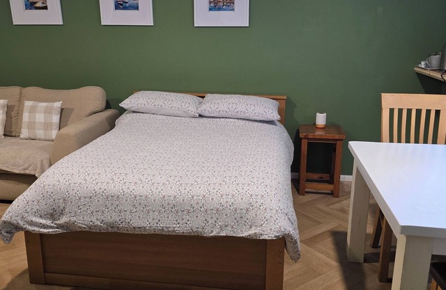 Charming 1-bedroom chalet in fabulous Gwaelod-y-garth with WiFi