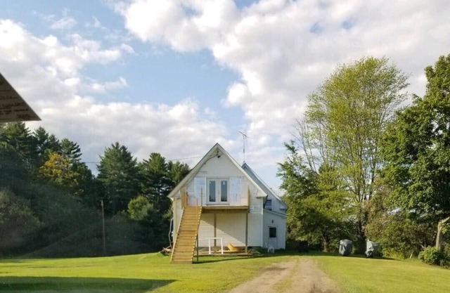 Charming 1-bedroom, apartment with queen size bed, WiFi, AC in serene Ryegate
