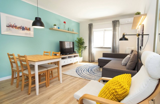 Charming 1-bedroom apartment with AC, WiFi in welcoming Parede