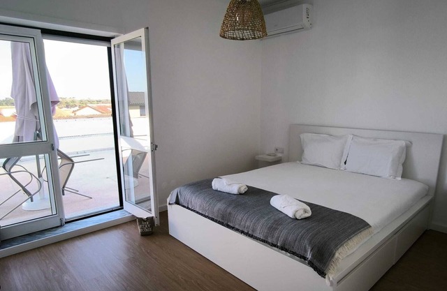 Charming 1-bedroom apartment with 2 large patios, WiFi, A/C next to Praia Ofir
