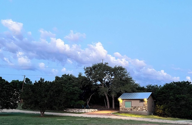 Charming 1-bedroom bungalow with fire pit and rural views