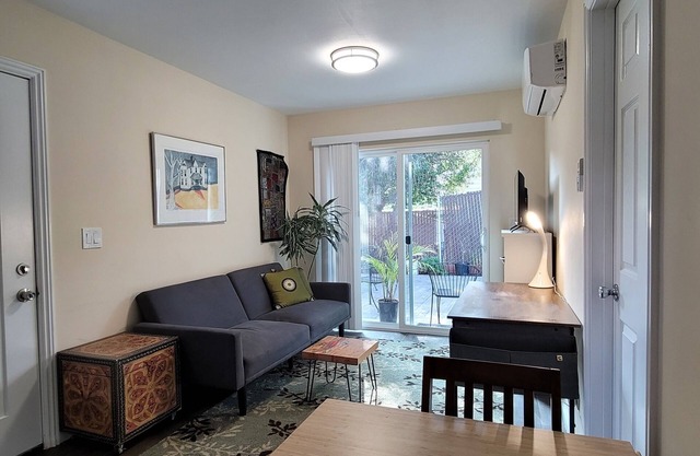 Charming 1-bedroom cottage with WiFi and AC in tranquil Oakland